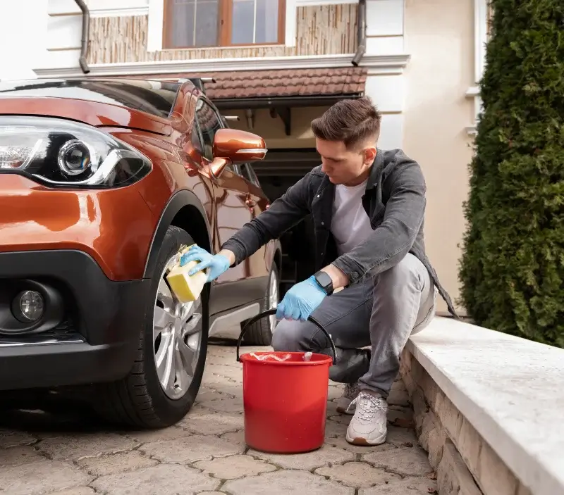 Lavage auto à domicile Fleurie : professionnel intervenant sur un véhicule
